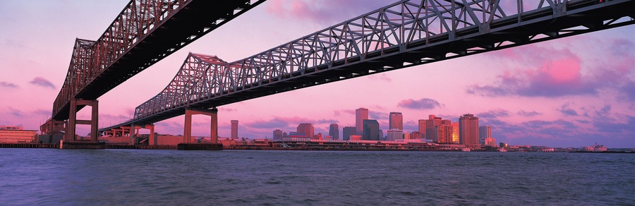 Bridge over Mississippi River, New Orleans in background