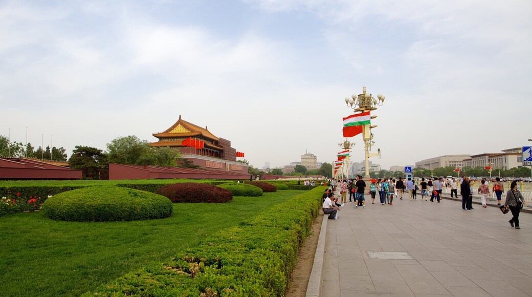 Plaza de Tiananmen ofreciendo un jardín y escenas urbanas y también un gran grupo de personas