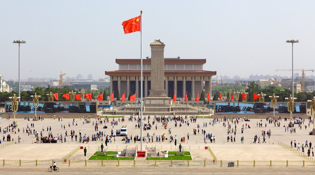 Praça de Tiananmen que inclui um monumento, uma praça ou plaza e uma cidade