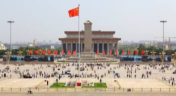 Tiananmenplein bevat een plein, een monument en een stad