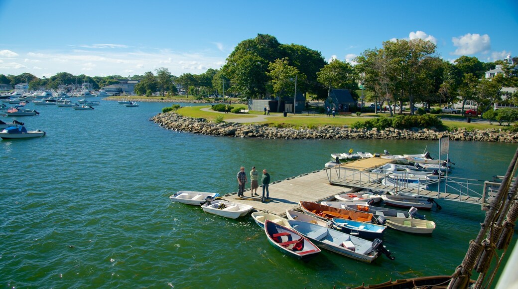 Plymouth Harbor som viser en bugt eller havn såvel som en lille gruppe mennesker