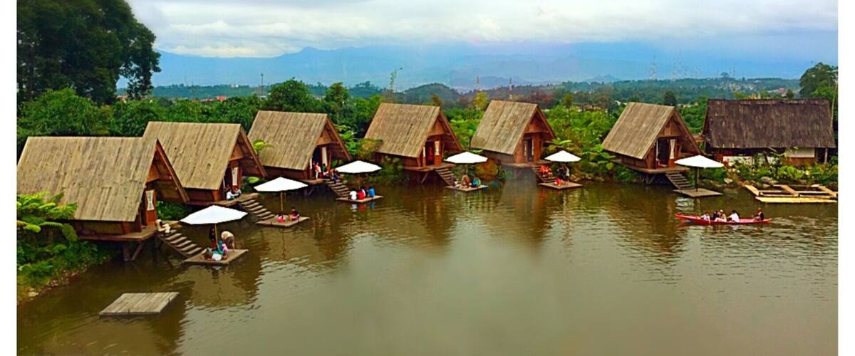 Located in the north of Bandung, the Dusun Bambu Family Leisure Park is a new favorite tourism destination, with an interesting array of restaurants and outdoor play areas for the whole family.