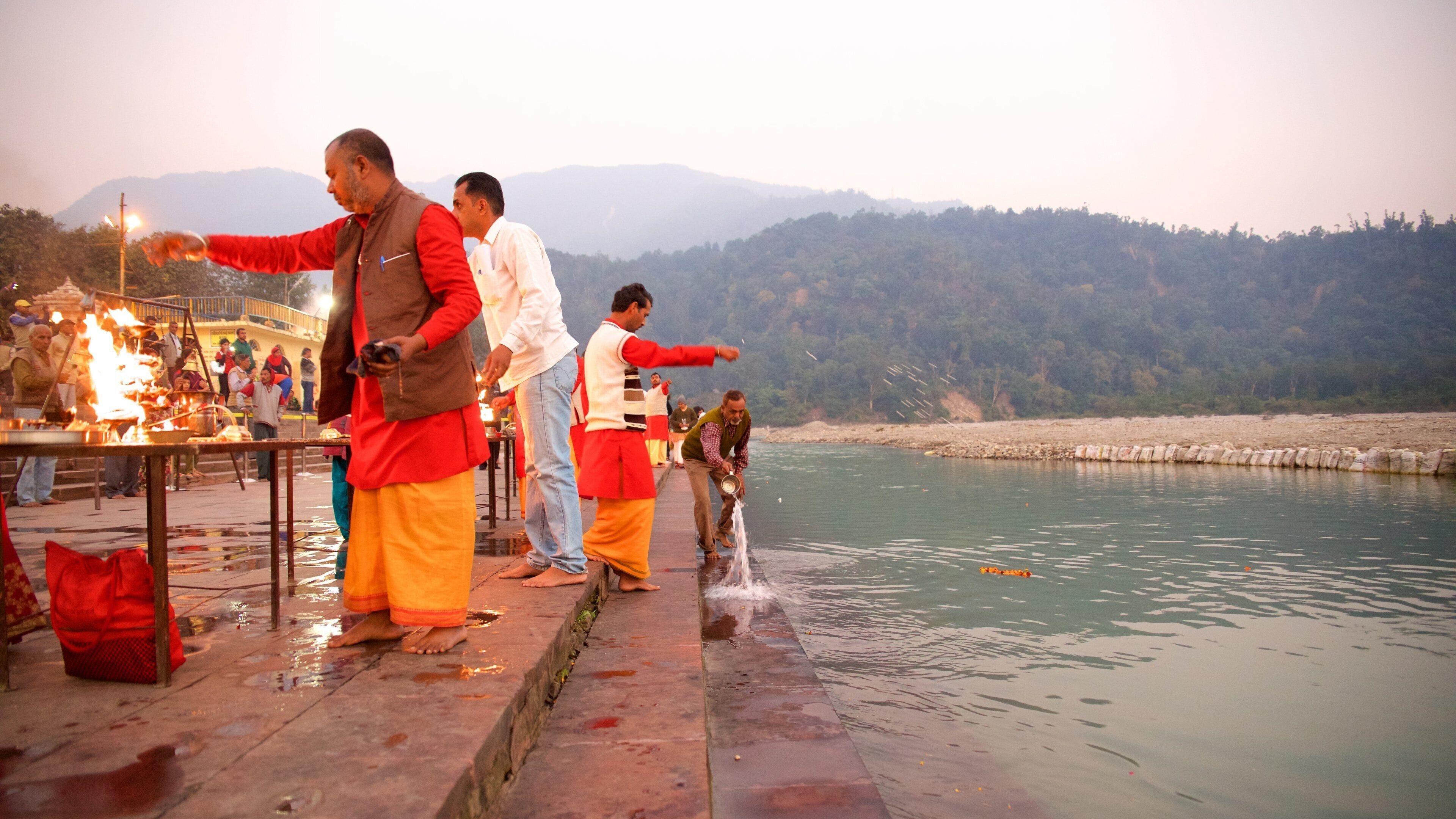Bậc tam cấp Triveni có tính năng yếu tố tôn giáo và sông lạch cũng như nhóm nhỏ