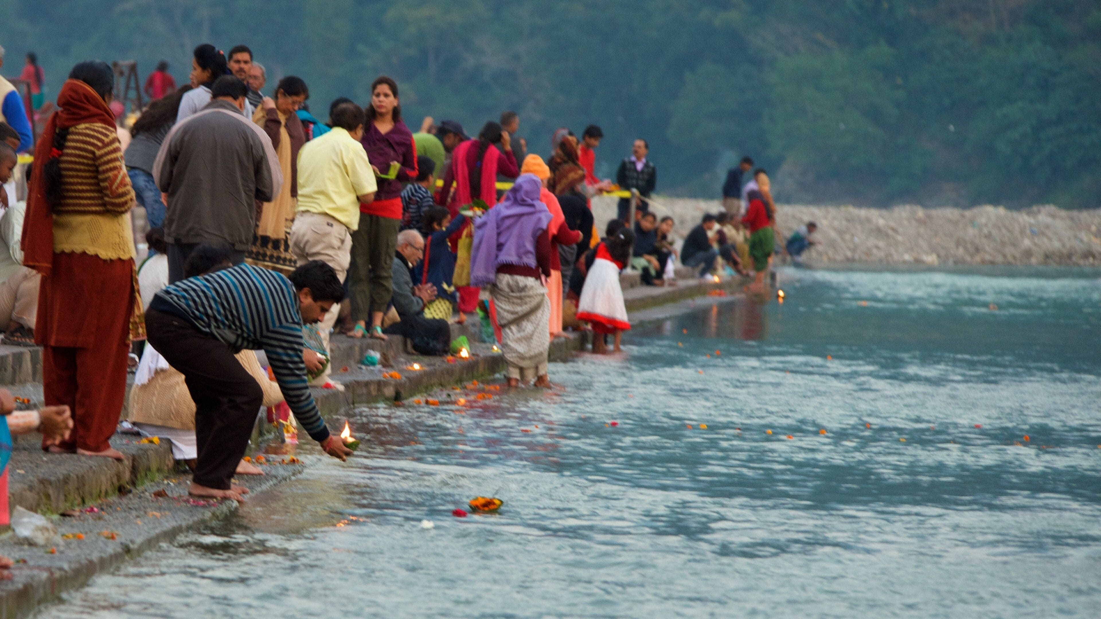 Bậc tam cấp Triveni cho thấy tôn giáo và sông lạch cũng như nhóm lớn