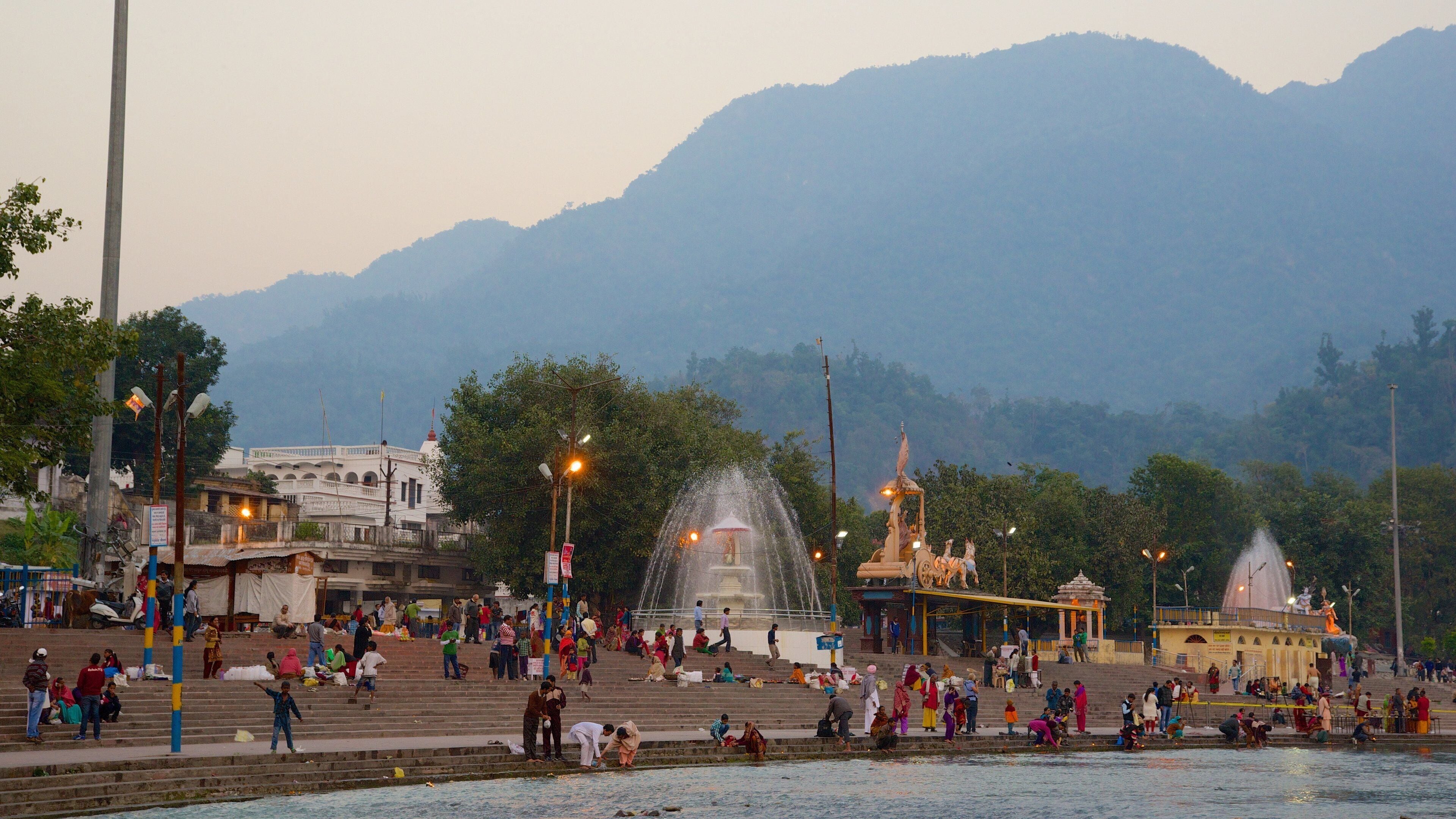 Bậc tam cấp Triveni trong đó bao gồm sông lạch cũng như nhóm lớn