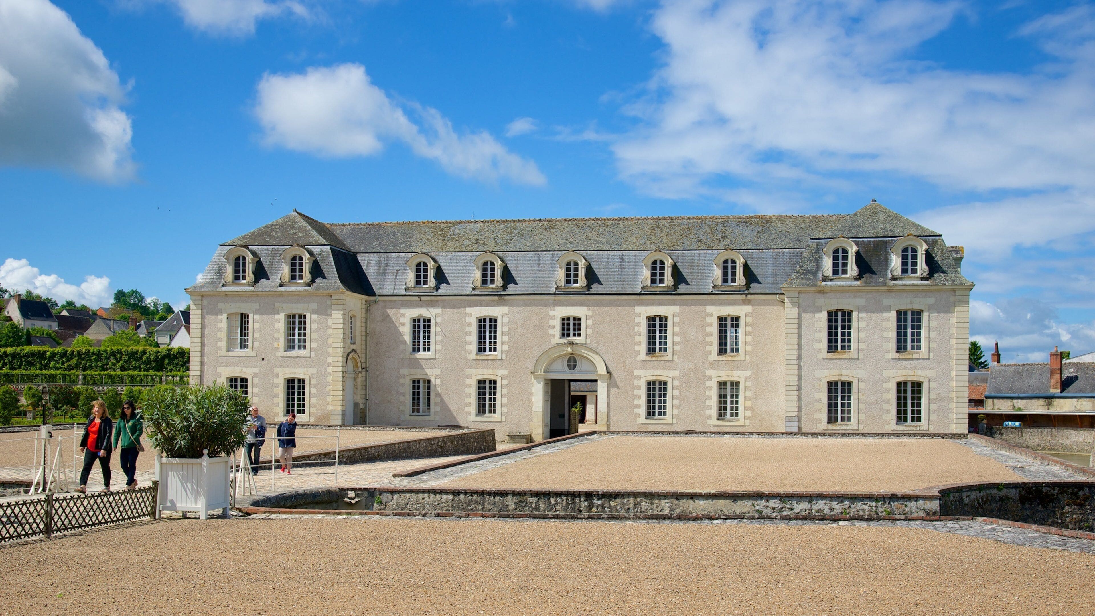 Chateaux de la Loire which includes heritage architecture