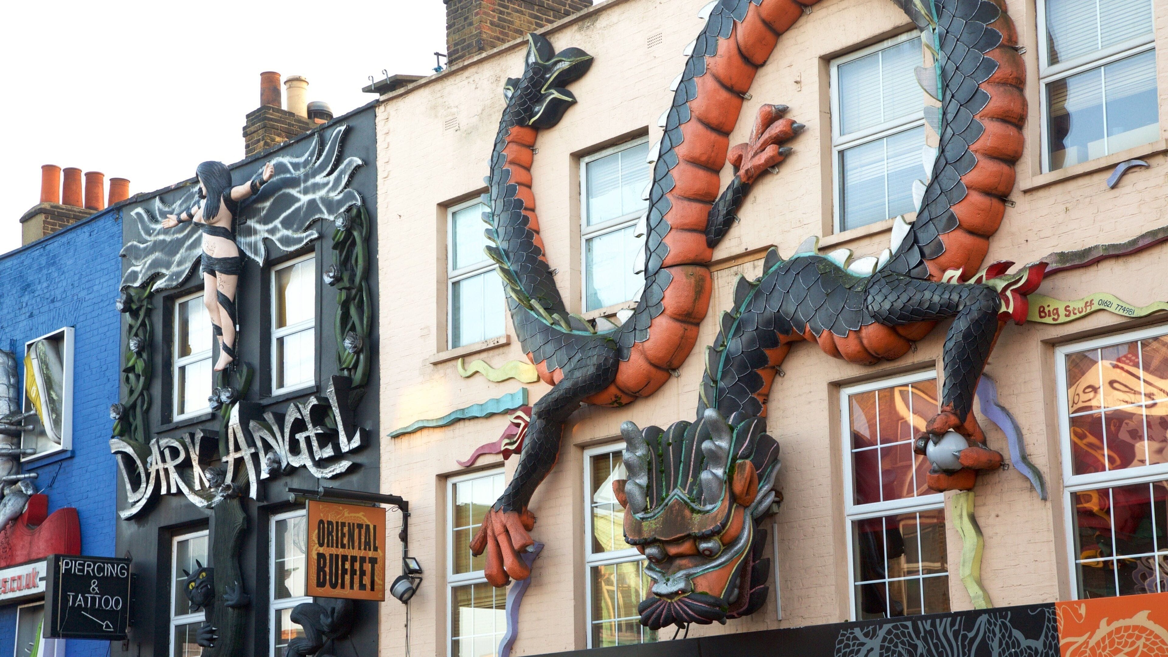 Camden High Street que inclui sinalização