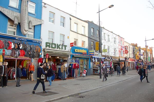 Camden High Street welches beinhaltet Beschilderung, Einkaufen und Straßenszenen
