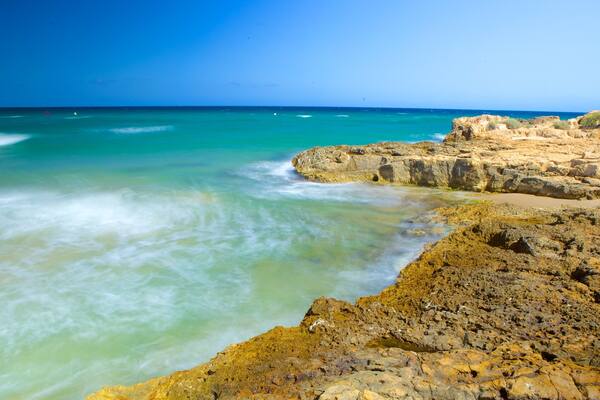 Strand L\'Arrabassada Beach das einen Felsküste und allgemeine Küstenansicht