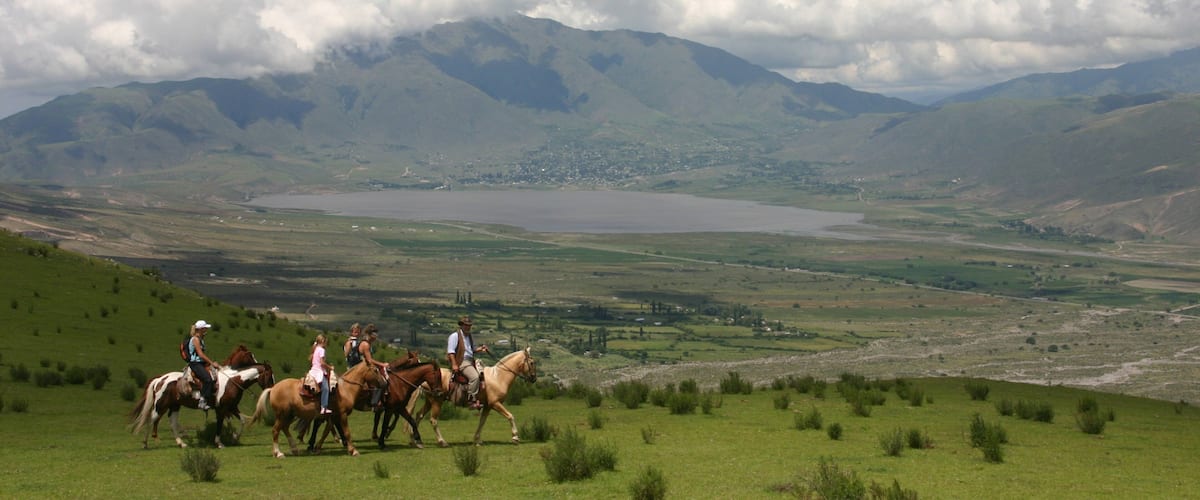 Tucuman trong đó bao gồm cưỡi ngựa, động vật trên can và phong cảnh