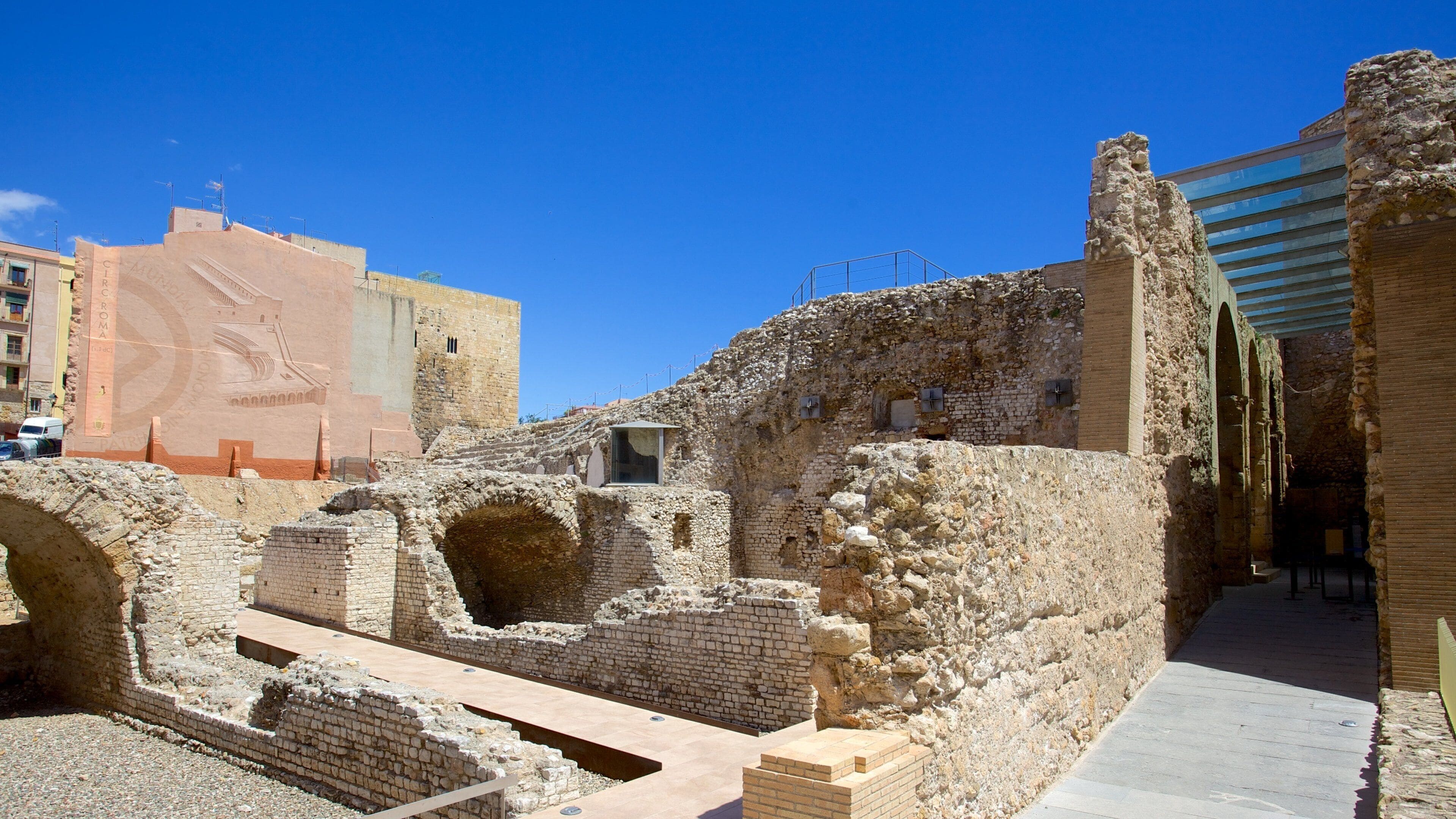 Muralha romana de Tarragona caracterizando elementos de patrimônio e uma ruína