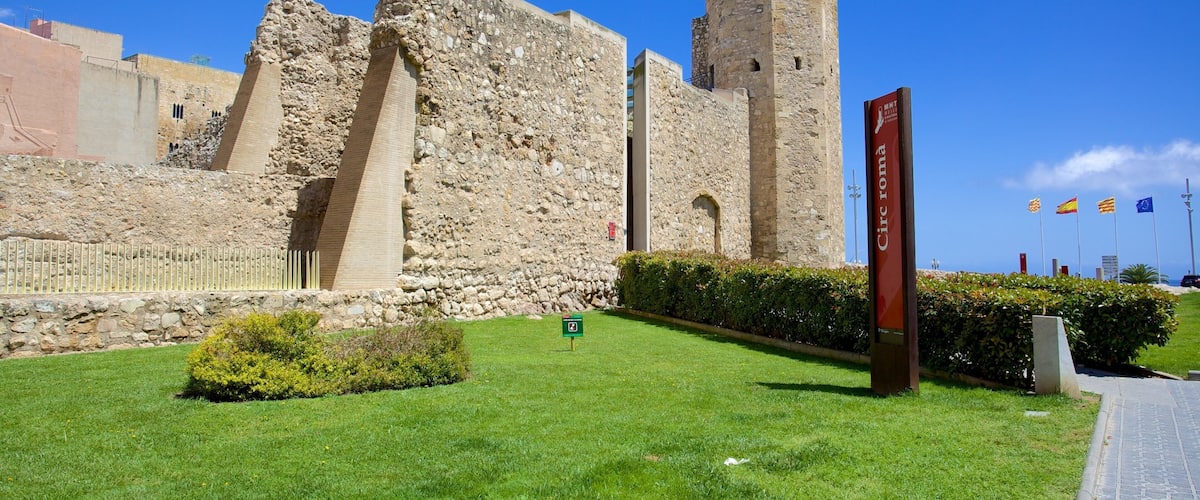 タラゴナ ローマの壁 フィーチャー 崩れた建物 と 遺跡・遺産