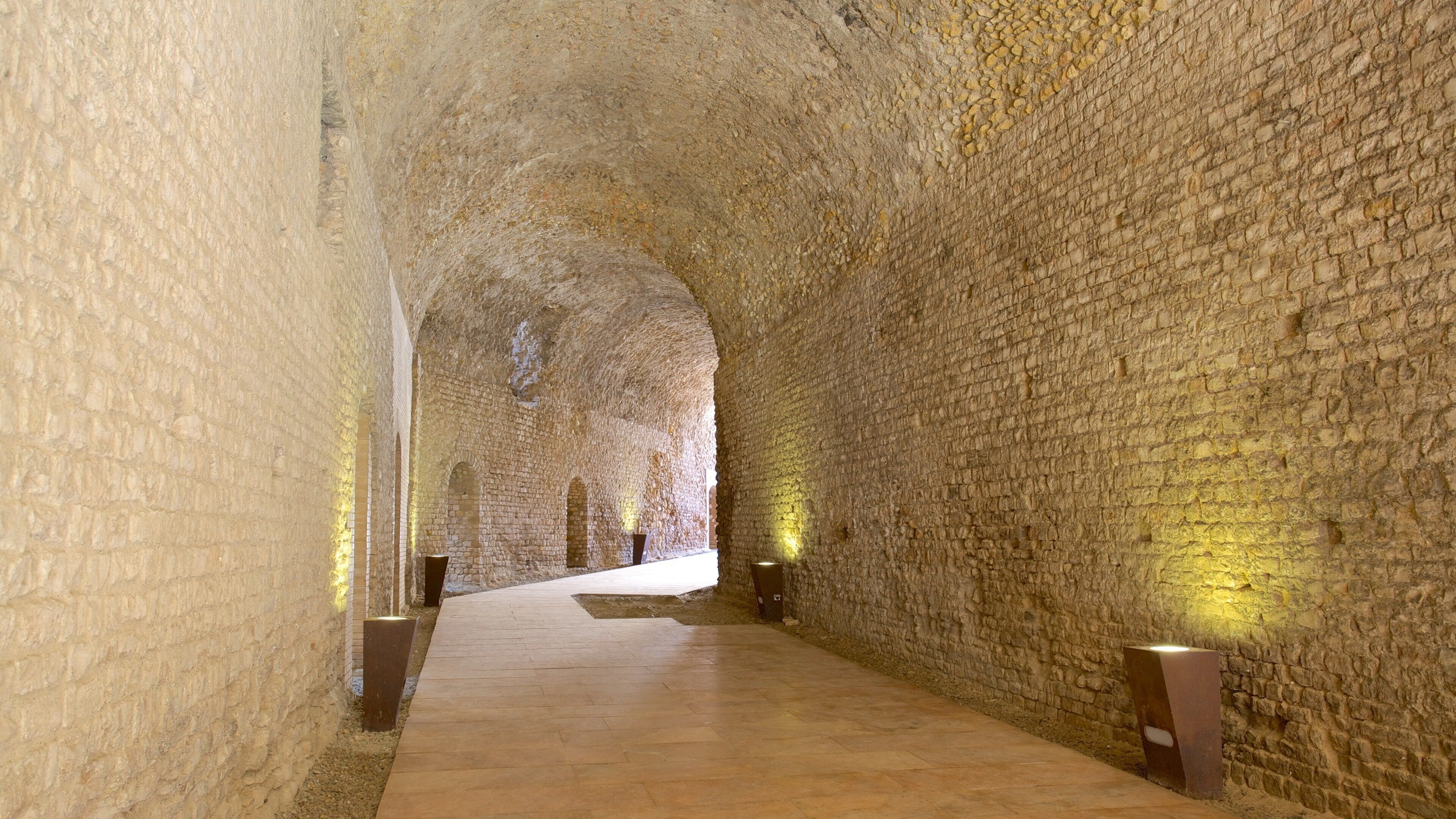 Muralha romana de Tarragona caracterizando elementos de patrimônio e vistas internas