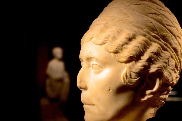 Museo Nacional Arqueológico de Tarragona mostrando vistas interiores y una estatua o escultura