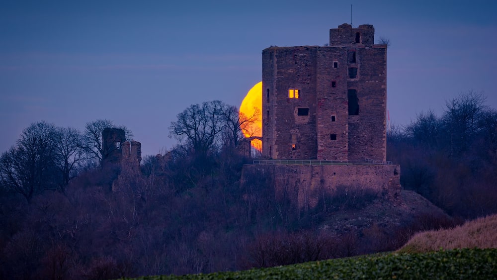 Vollmond hinter Burg Arnstein im Harz - Mansfeld Südharz