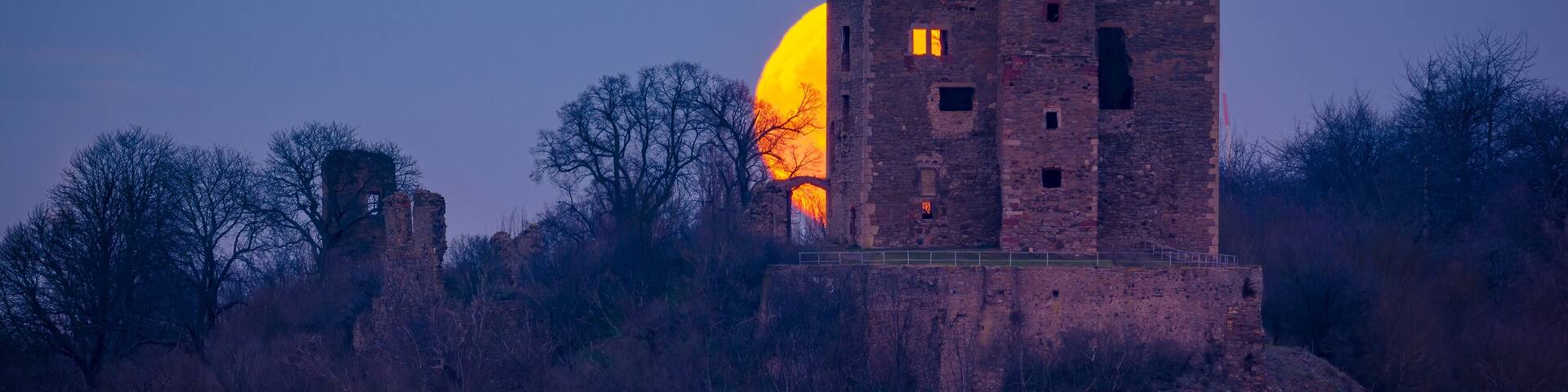 Vollmond hinter Burg Arnstein im Harz - Mansfeld Südharz