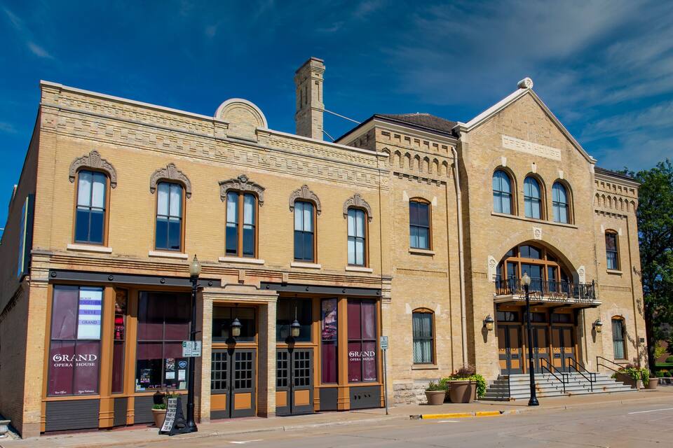 Ein historisches Opernhaus mit aufwendiger Architektur und großen Fenstern.
