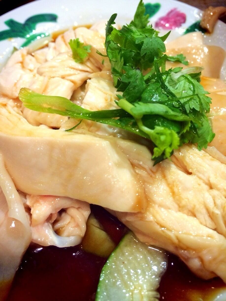 Delicious local chicken rice in Singapore. A very local ambience also. 