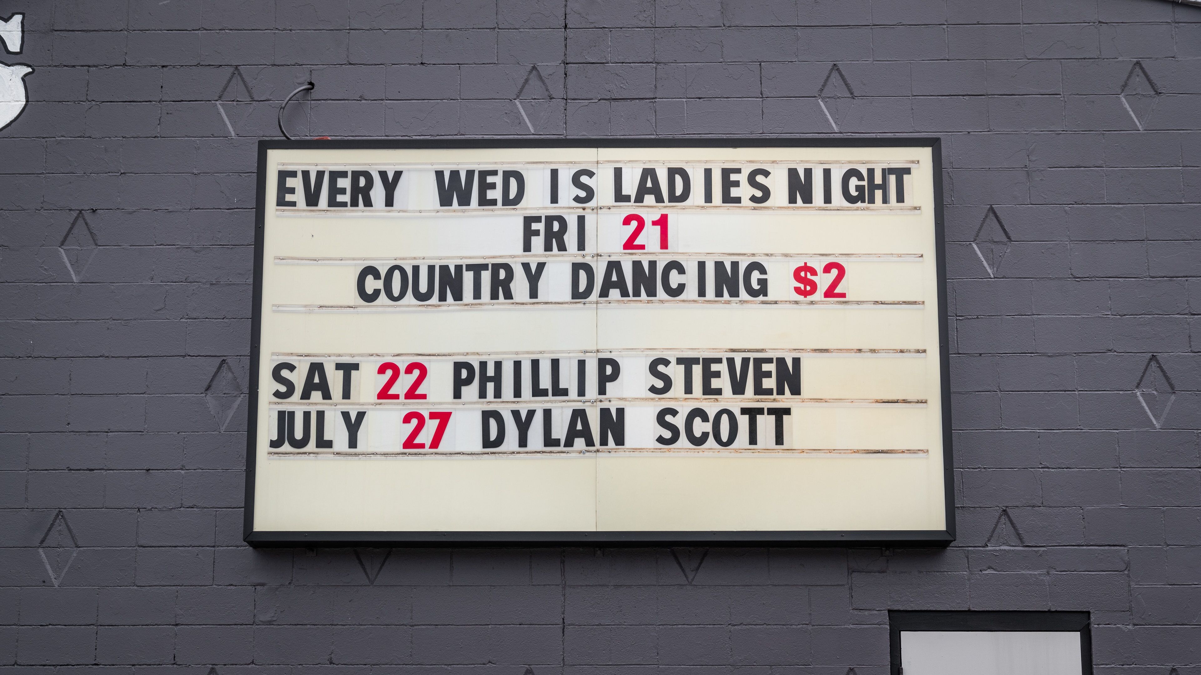 8 Seconds Saloon which includes signage