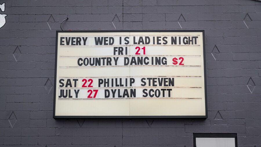 8 Seconds Saloon which includes signage