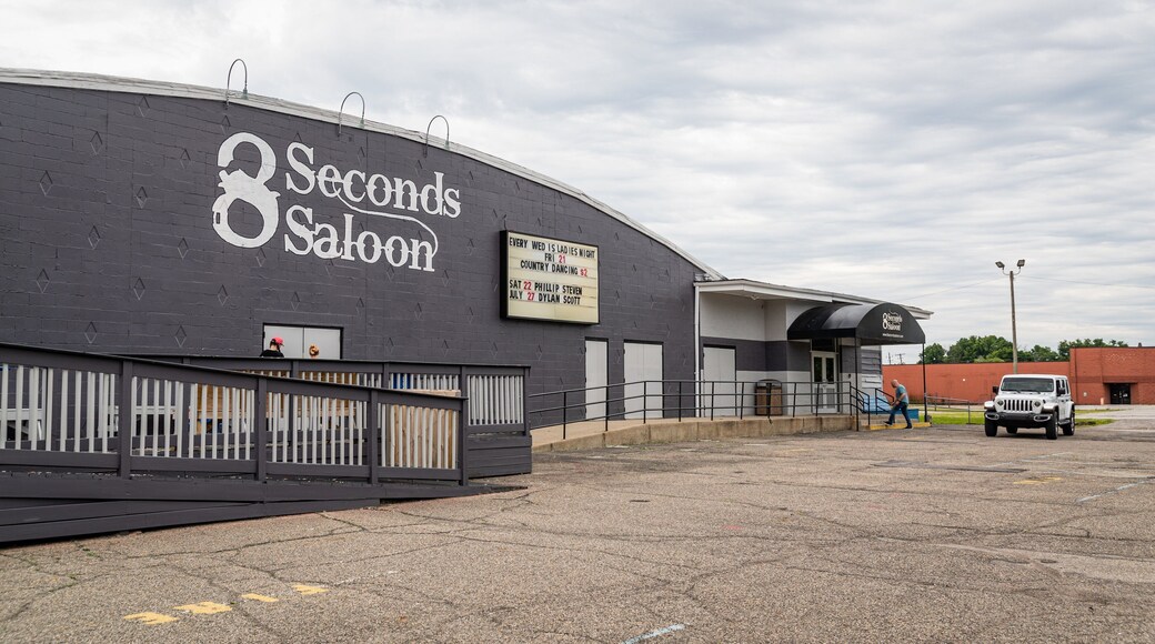 8 Seconds Saloon showing signage