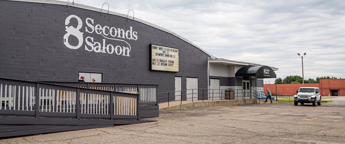 8 Seconds Saloon showing signage