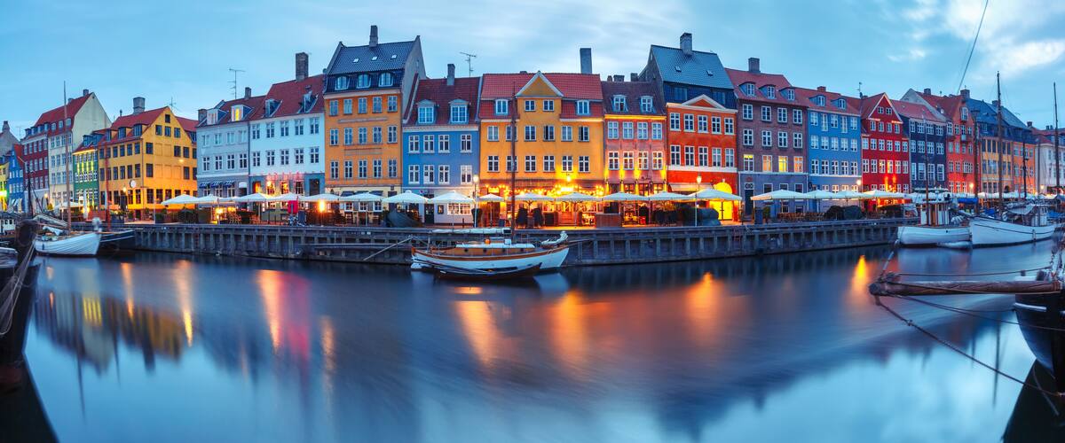 A waterfront with colorful buildings and boats.