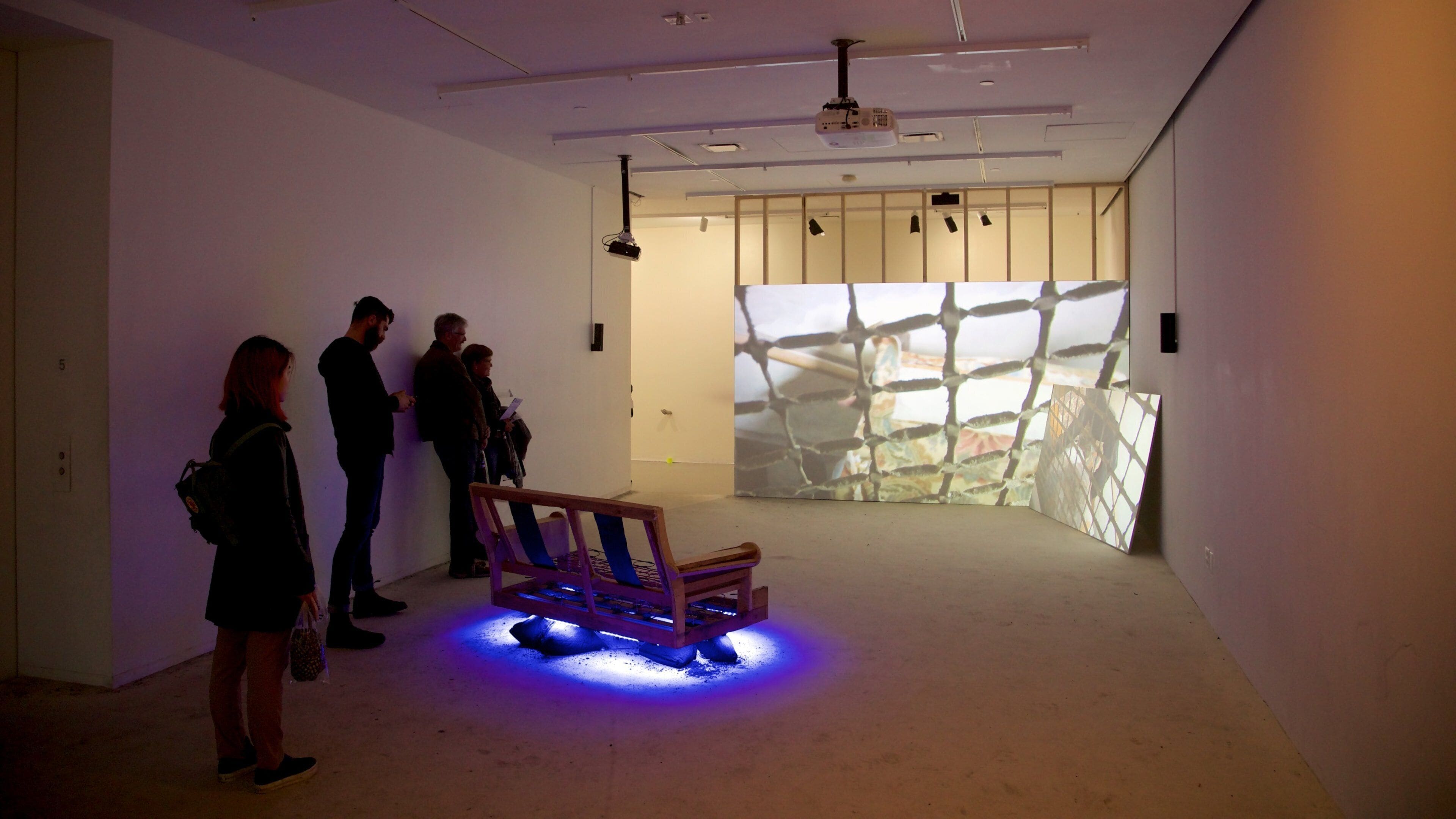 New Museum featuring sisäkuvat ja taide sekä pieni ryhmä ihmisiä