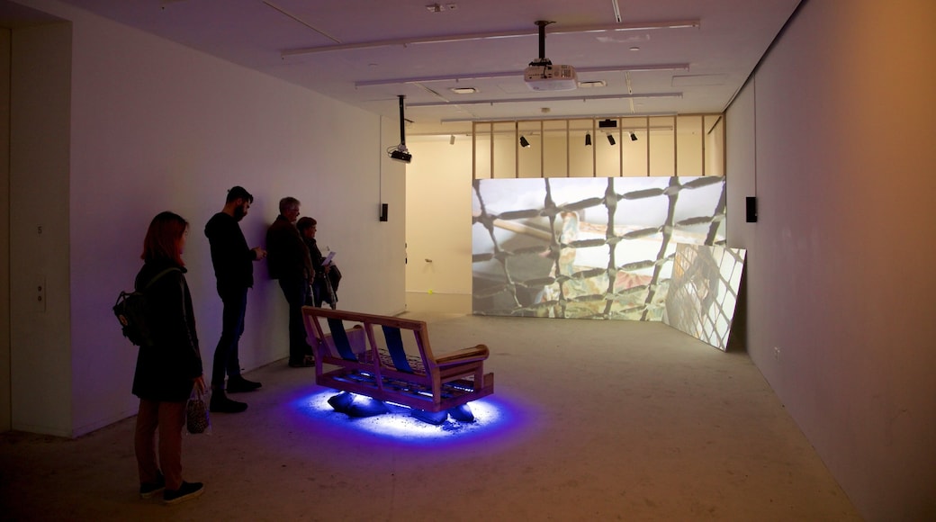 New Museum fasiliteter samt kunst og innendørs i tillegg til en liten gruppe med mennesker