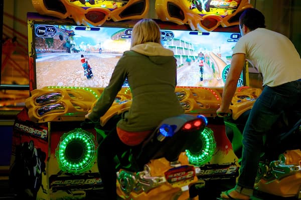 The Beachhouse montrant vues intérieures et balades aussi bien que couple