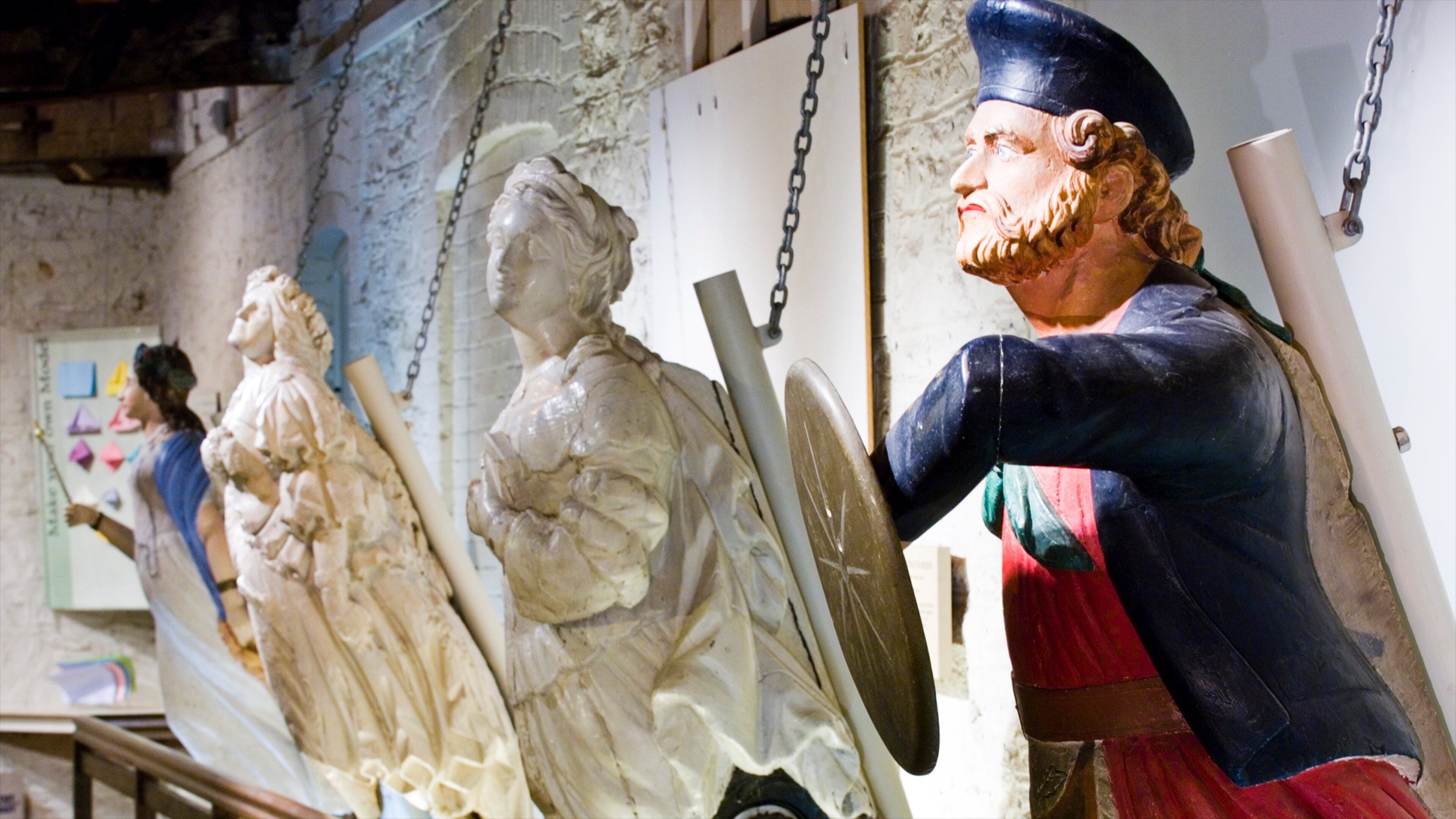 South Australian Maritime Museum que incluye una estatua o escultura