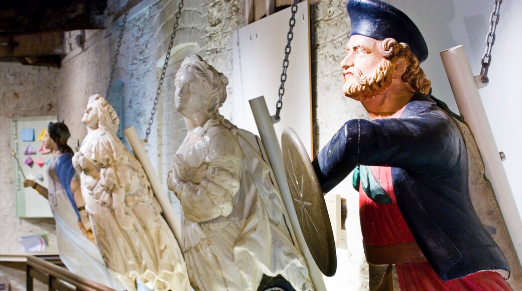 South Australian Maritime Museum que incluye una estatua o escultura