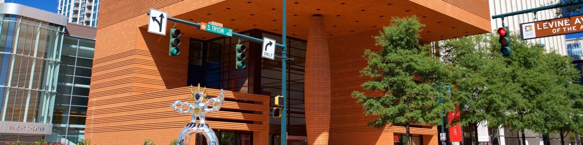 Bechtler Museum of Modern Art mit einem Outdoor-Kunst