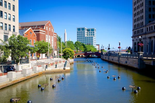 WaterFire Providence montrant ville et rivière ou ruisseau