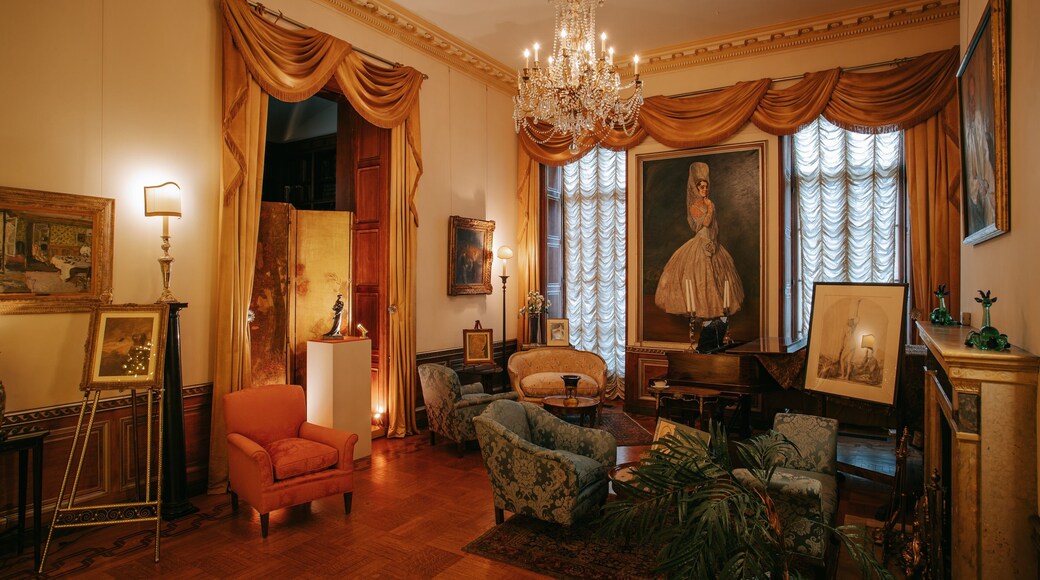 Evergreen Museum and Library showing heritage elements, interior views and art