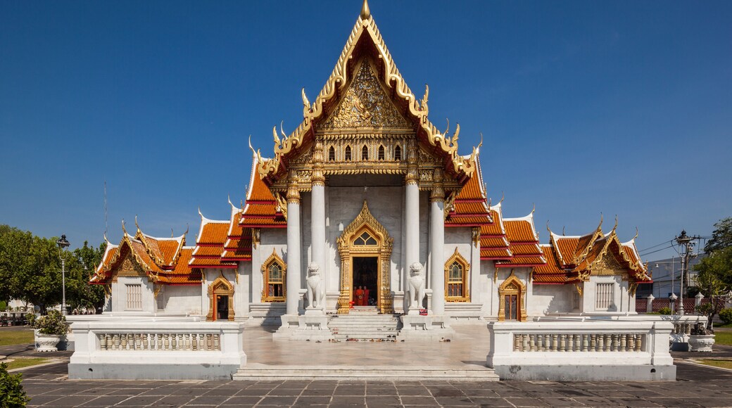 The beautiful facade of Wat Benchamabophit – designed by the half brother of King Chulalongkorn, Prince Naris, in 1899 it is contructed of Italian marble