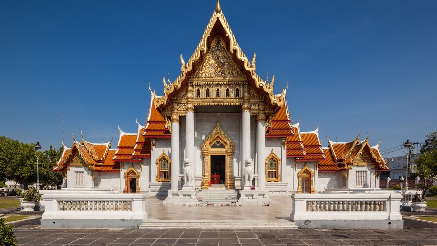 The beautiful facade of Wat Benchamabophit – designed by the half brother of King Chulalongkorn, Prince Naris, in 1899 it is contructed of Italian marble