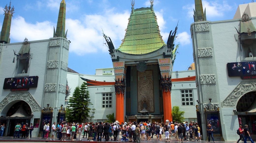 Hollywood Boulevard caracterizando uma praça ou plaza e uma cidade assim como um grande grupo de pessoas