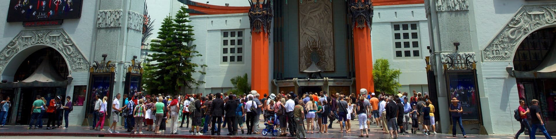 Hollywood Boulevard montrant une ville et une place publique aussi bien que un grand groupe de personnes
