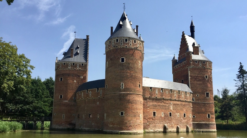 Located about 15 min from Brussels.
Amazing castle, not really kid safe as there are some very dangerous spots where someone could fall from very high spots.