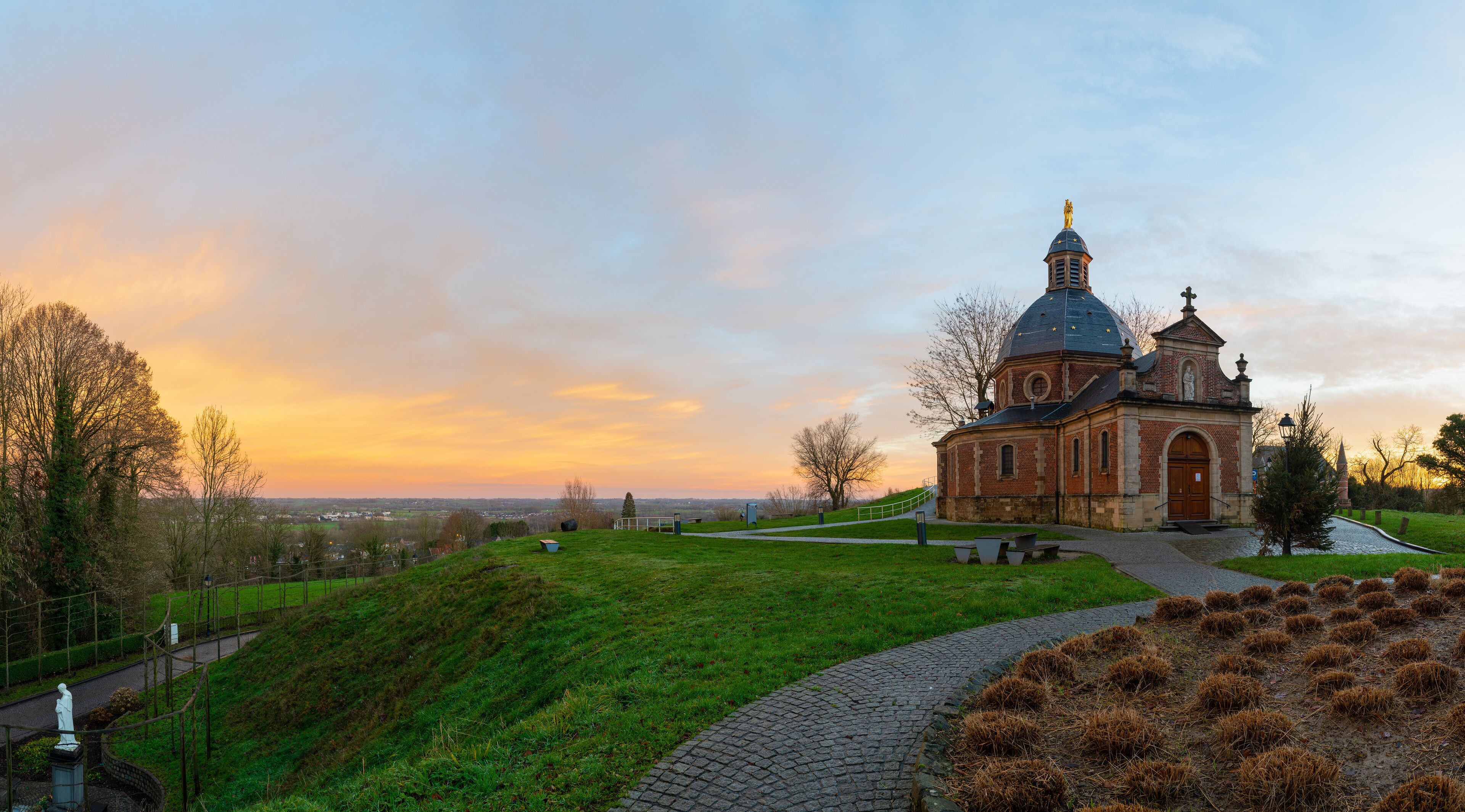 In Geraadsbergen stay a beautiful chapel on the hill