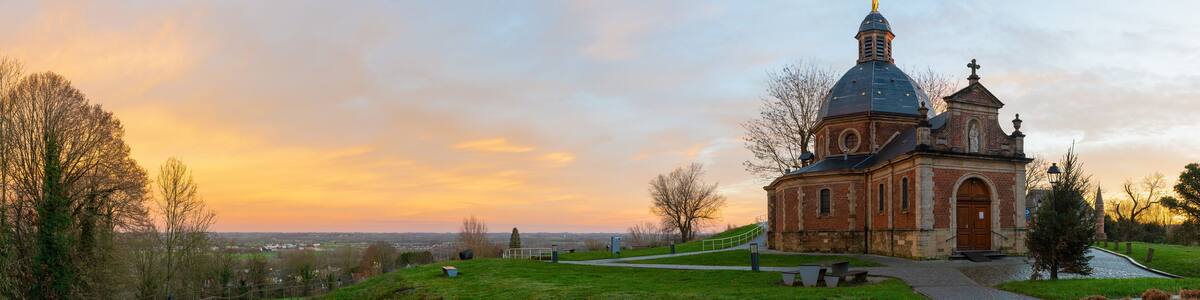 In Geraadsbergen stay a beautiful chapel on the hill