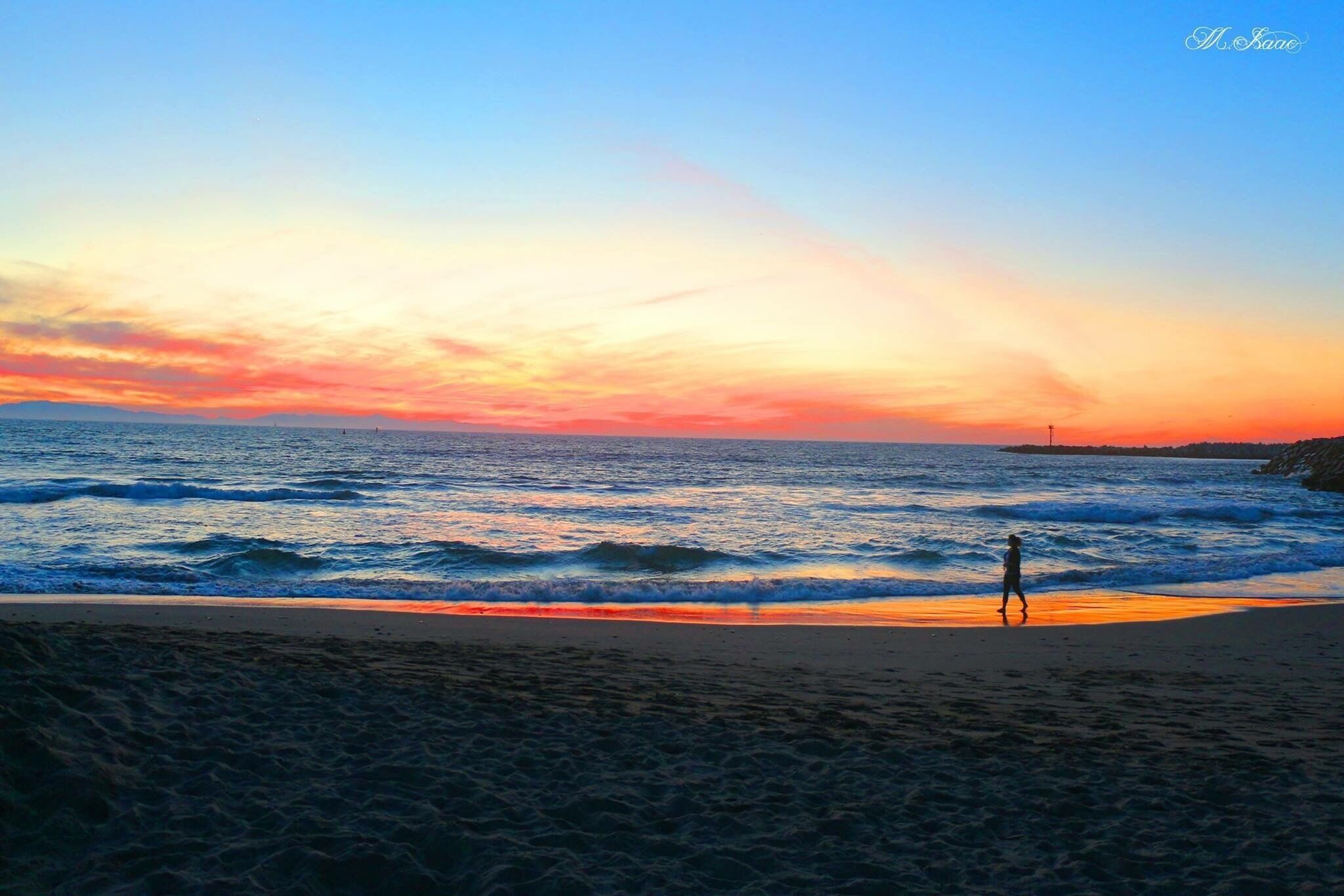 Imagen yourself walking on the beach with the #sunset lighting your walk.
#beach #summer #roadtrip #waterlust