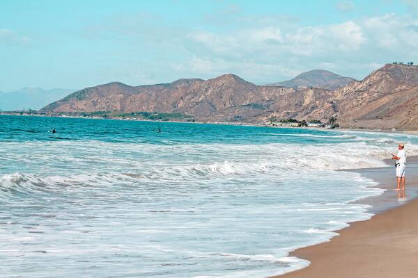 🇱🇷 Situated along California's scenic central coast, the City of Ventura was once referred to as the “land of endless summer". There are many uncrowded beaches to discover in this area.
•
🏊♀️ Like Emma Wood State Beach this area is popular for swimming, surfing, and fishing. It attracts a variety of wildlife on the beach and in the ocean! The beach also offers family camping or RV parking.
