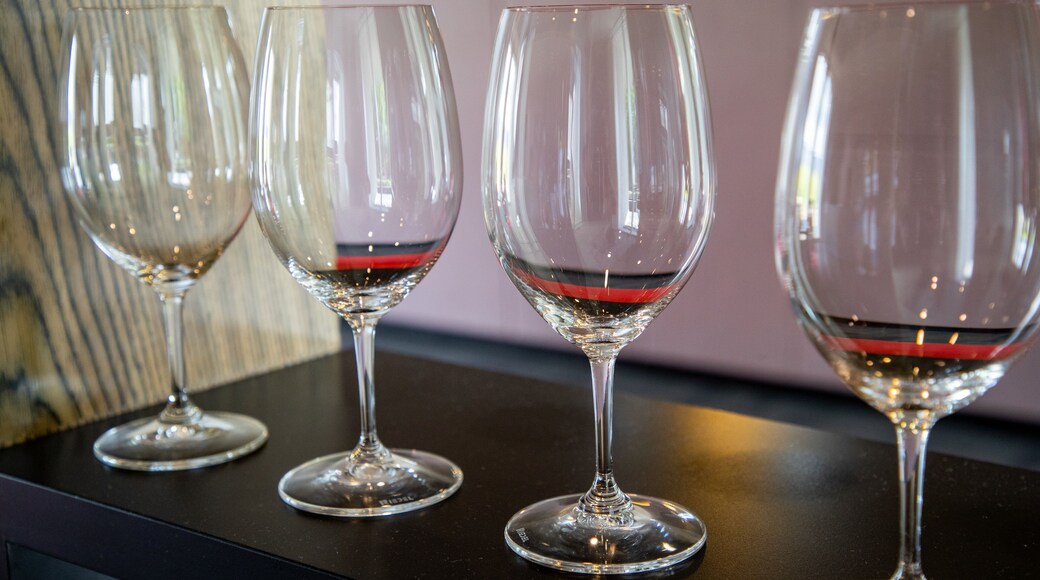 Primo Estate which includes drinks or beverages