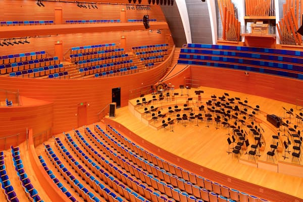 Kauffman Center for the Performing Arts que incluye escenas de teatro y vistas de interior