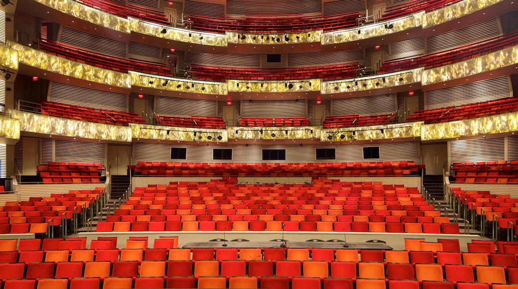 Kauffman Center for the Performing Arts que incluye vistas interiores y escenas de teatro