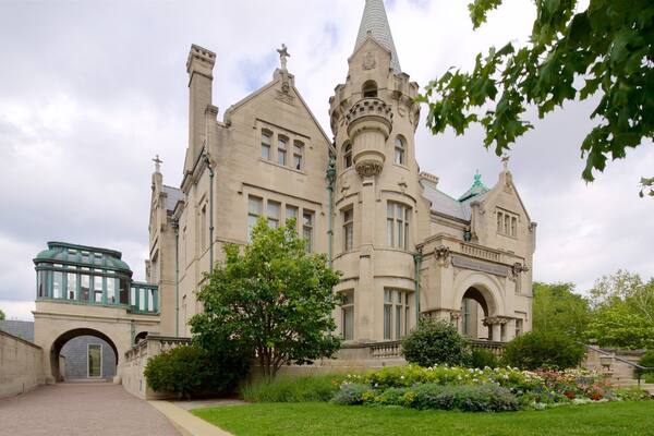 American Swedish Institute mit einem historische Architektur, Garten und Blumen