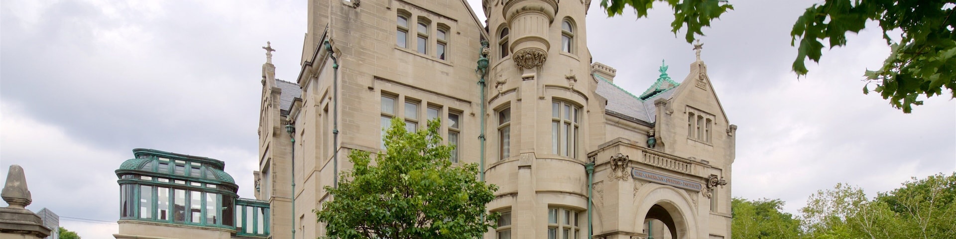 American Swedish Institute mostrando jardín, flores y arquitectura patrimonial