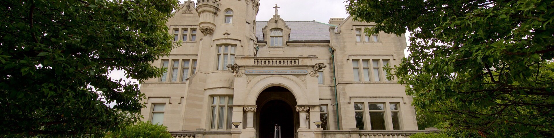 American Swedish Institute caracterizando arquitetura de patrimônio, flores e um parque